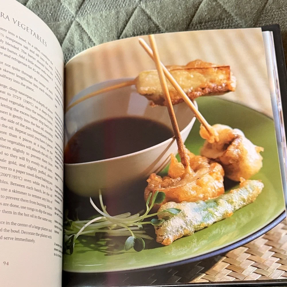 Williams Sonoma Hors D'Oeuvre Guide with Black and Gold Accents